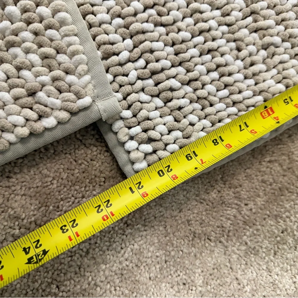 NWOT Elegant Cream Bath Mat Set